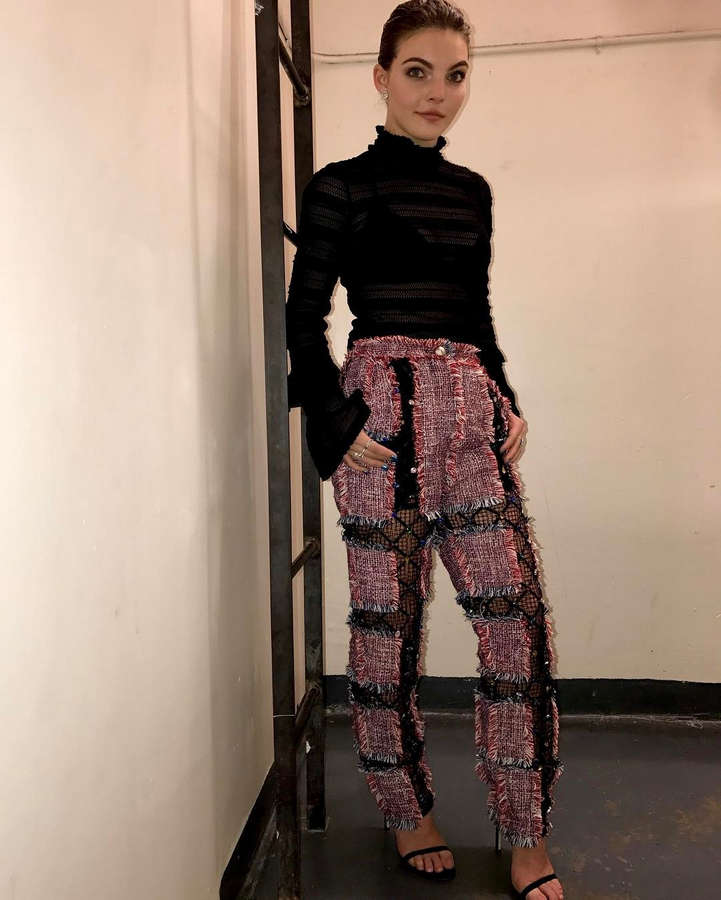 Camren Bicondova Feet