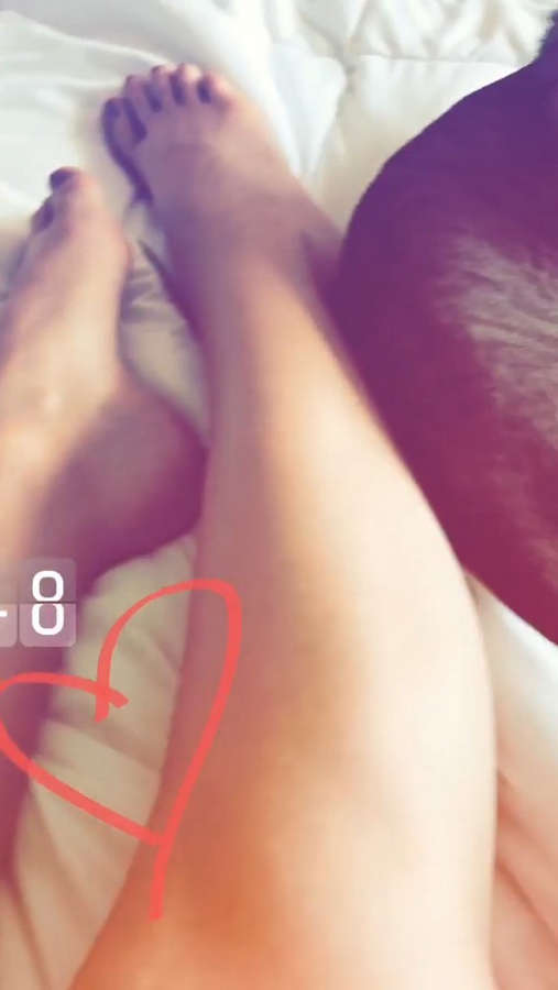 Camren Bicondova Feet