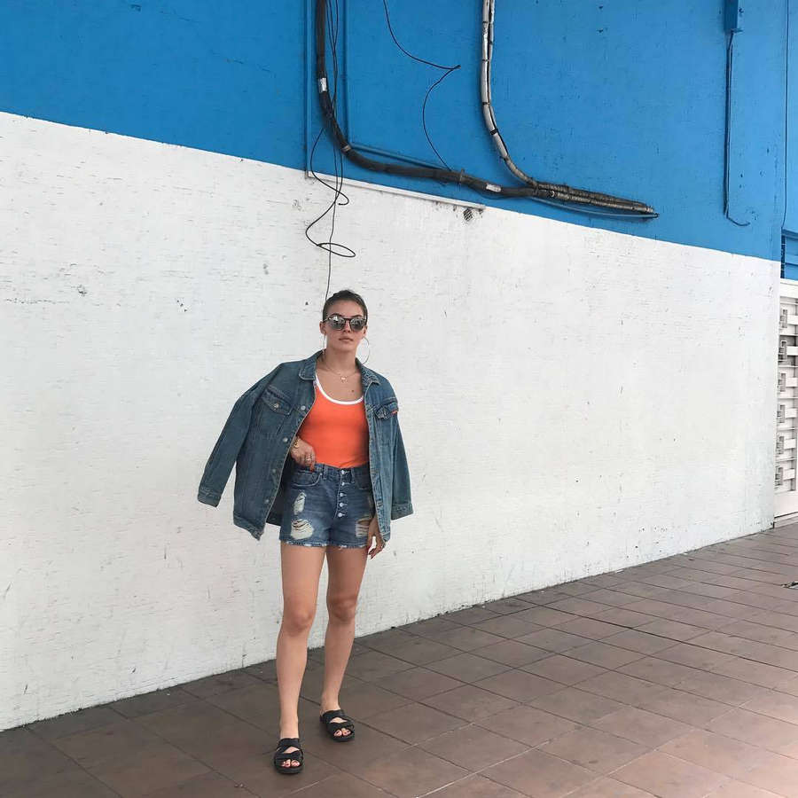 Camren Bicondova Feet