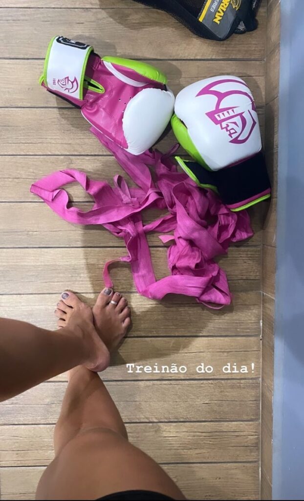Julia Foti Feet (12 sexy photos)