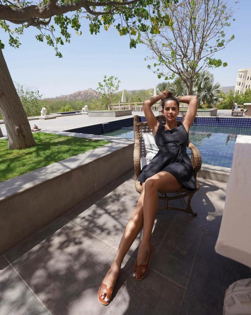 Aisha Sharma Feet (2 sexy photos)