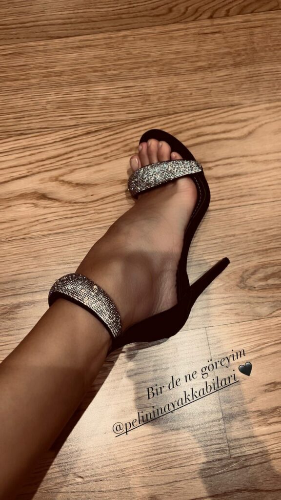 Agla Sikel Feet (5 sexy photos)