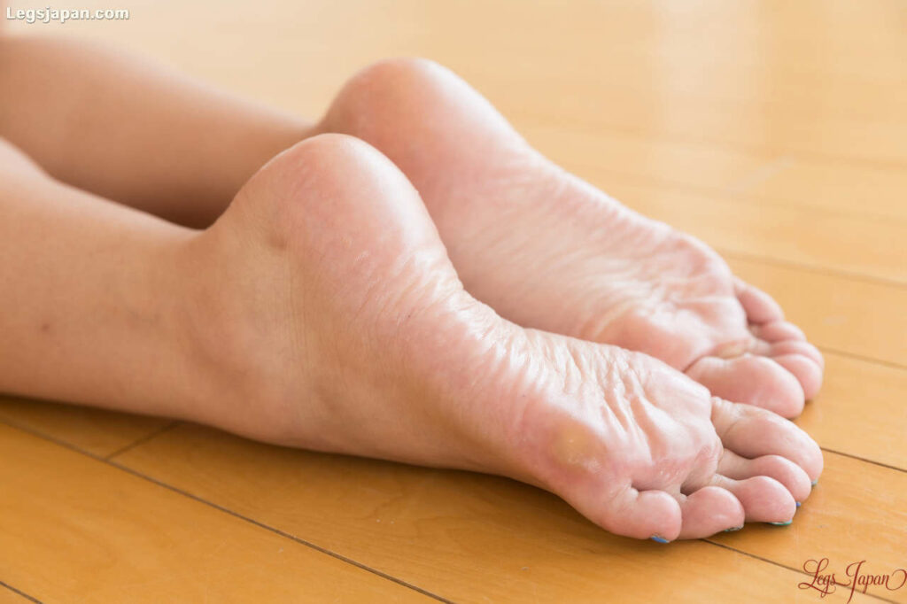 Kotomi Shinozaki Feet (30 photos)