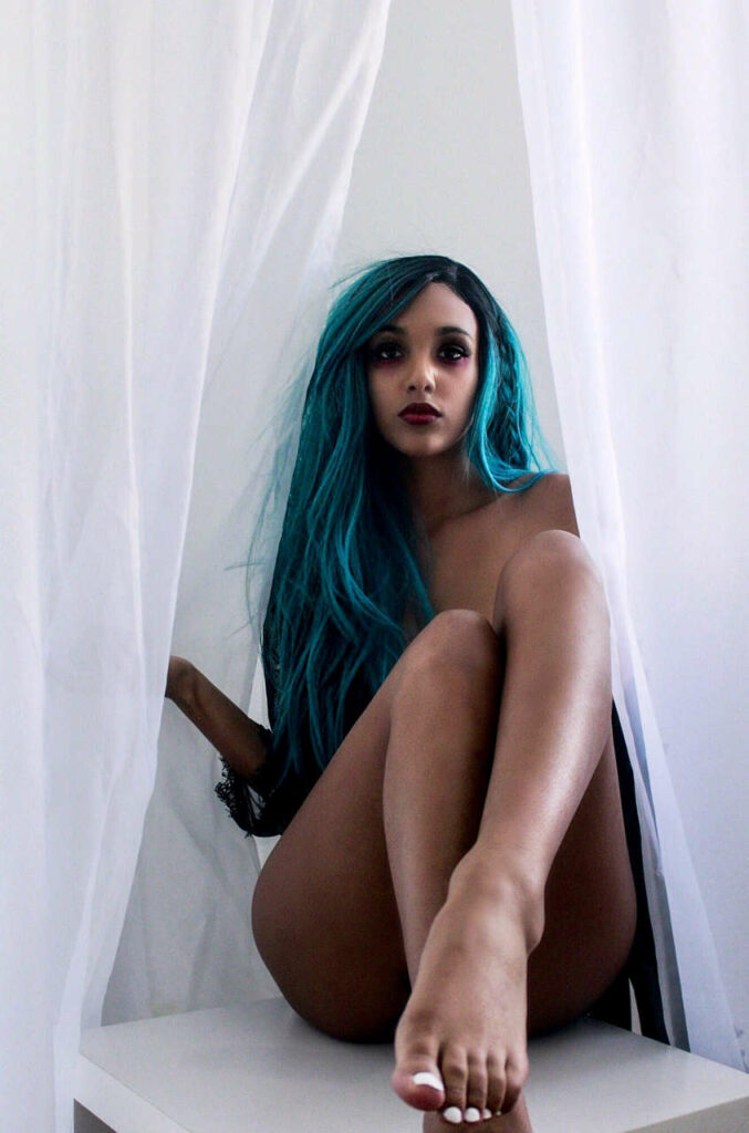 Ariana Simon Feet (9 photos)