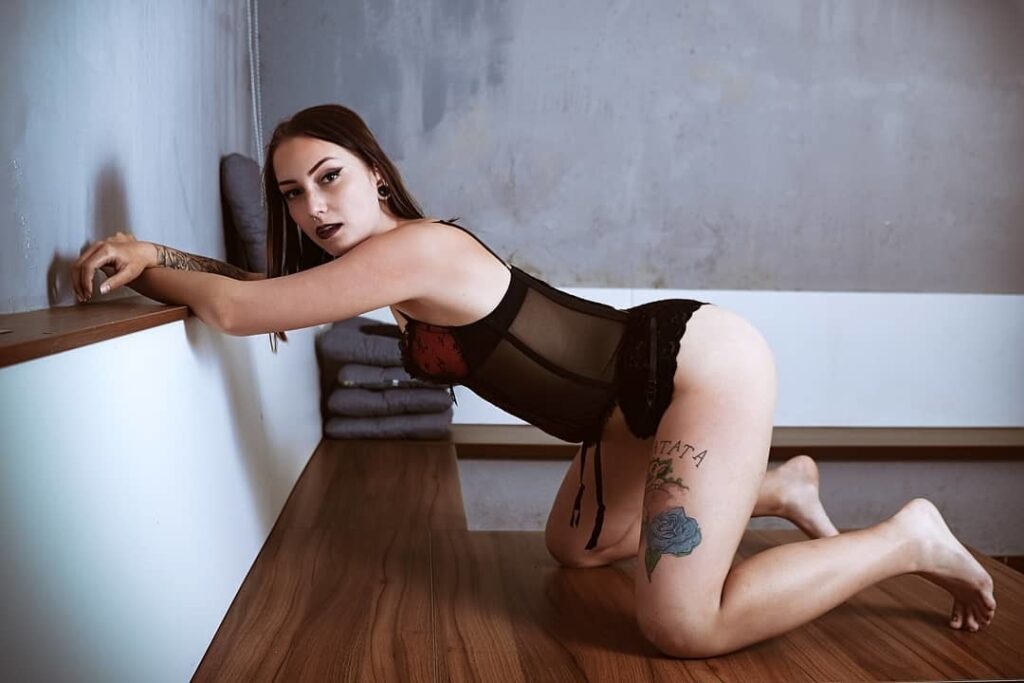 Charlotte Thorn Feet (2 photos)