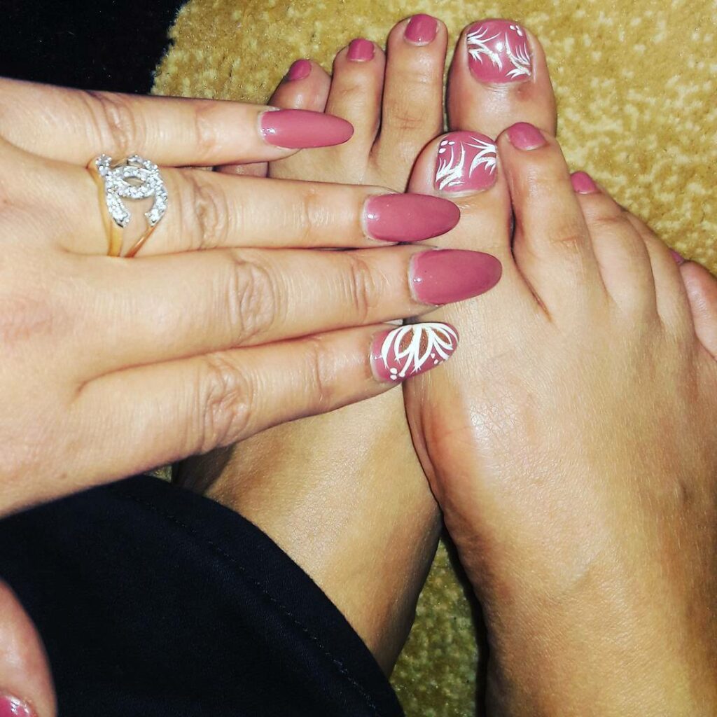 Cat Bangles Feet (18 photos)