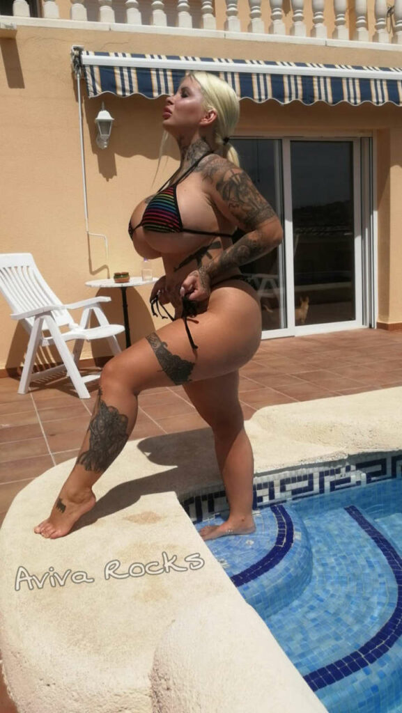 Aviva Rocks Feet (8 photos)