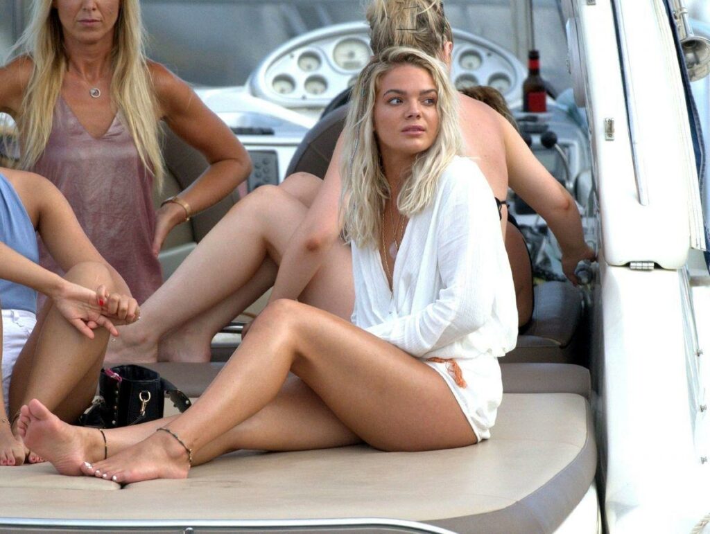 Louisa Johnson Feet (3 photos)