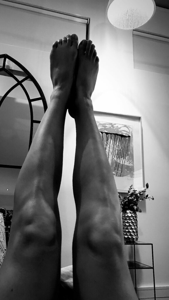 Ellie Goulding Feet (2 photos)