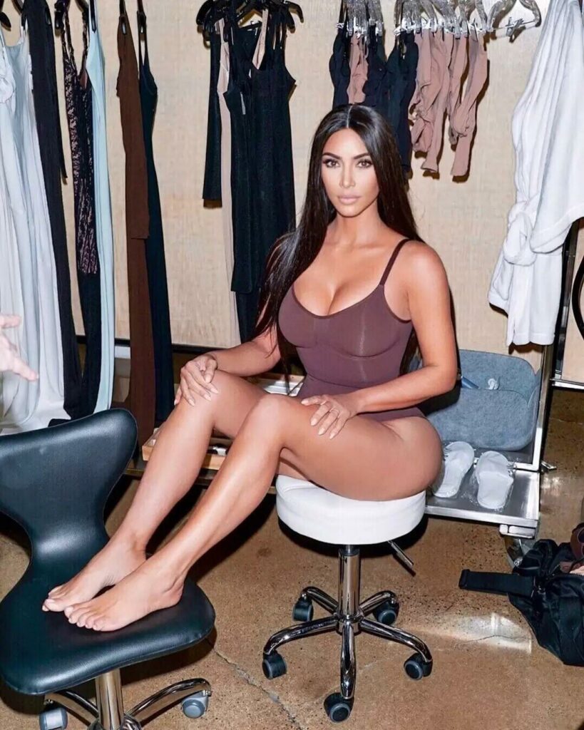 Kim Kardashian Feet (14 photos)