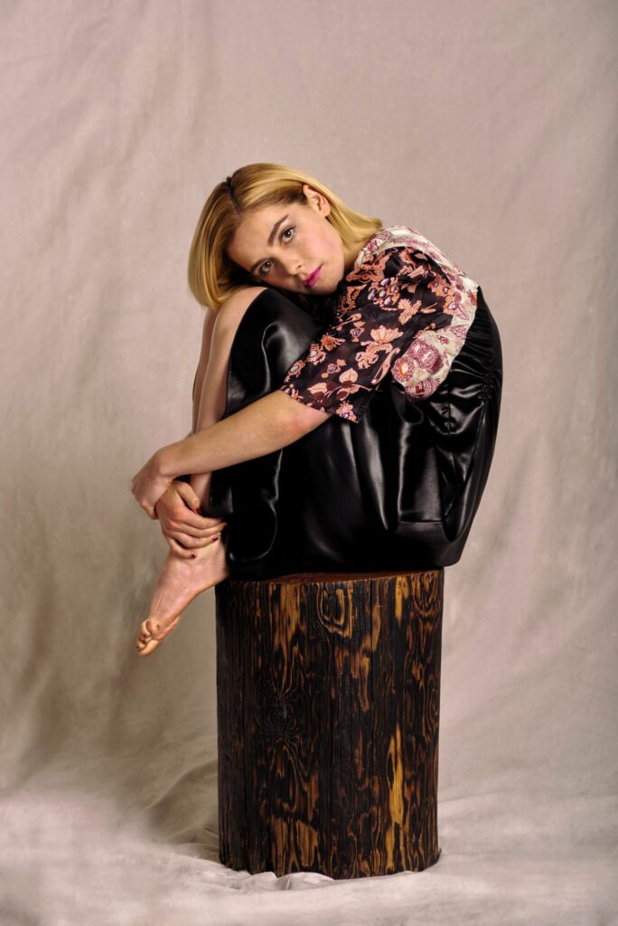 Kiernan Shipka Feet (6 photos)