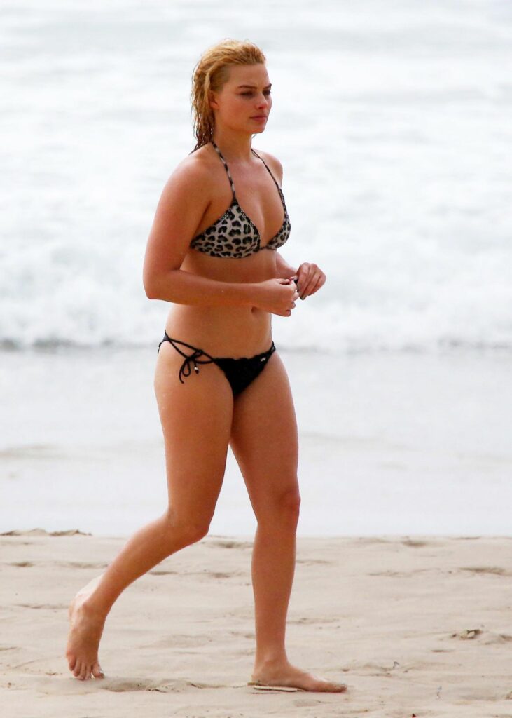 Margot Robbie Feet (81 photos)
