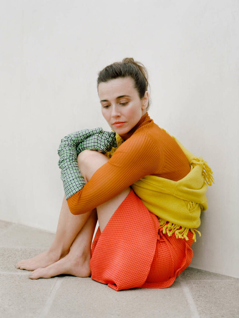 Linda Cardellini Again Feet