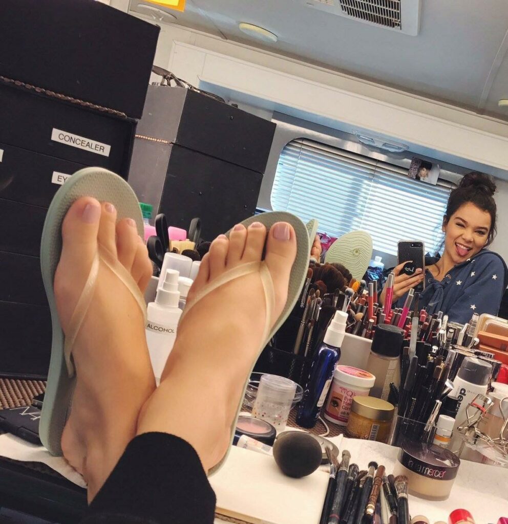 Hailee Steinfeld Has Some Gorgeous Feet