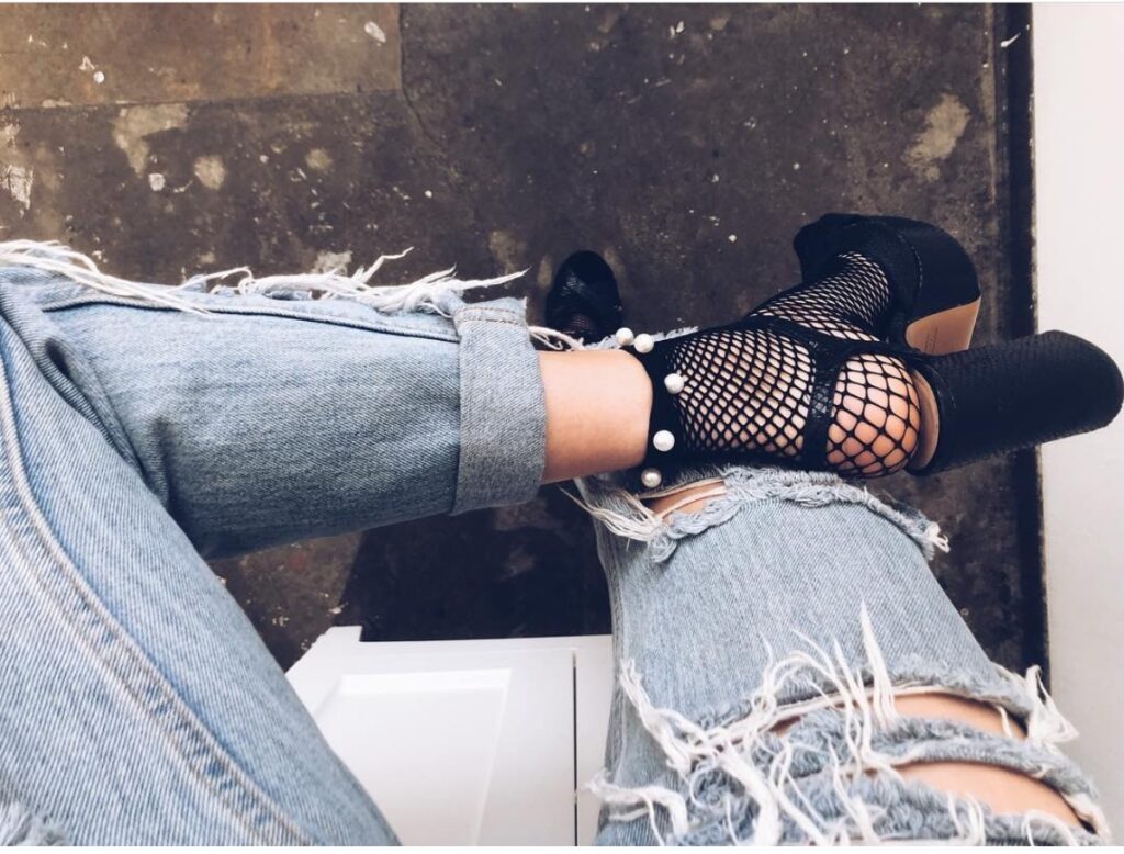Peyton List Post Feet