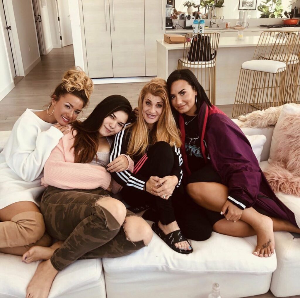 Demi Lovato With Her Mom And Sisters Feet