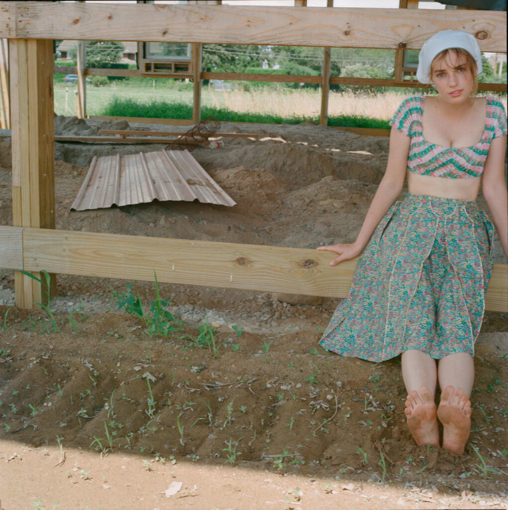 Maya Hawke From Stranger Things Shows Her Dirty Feets Feet
