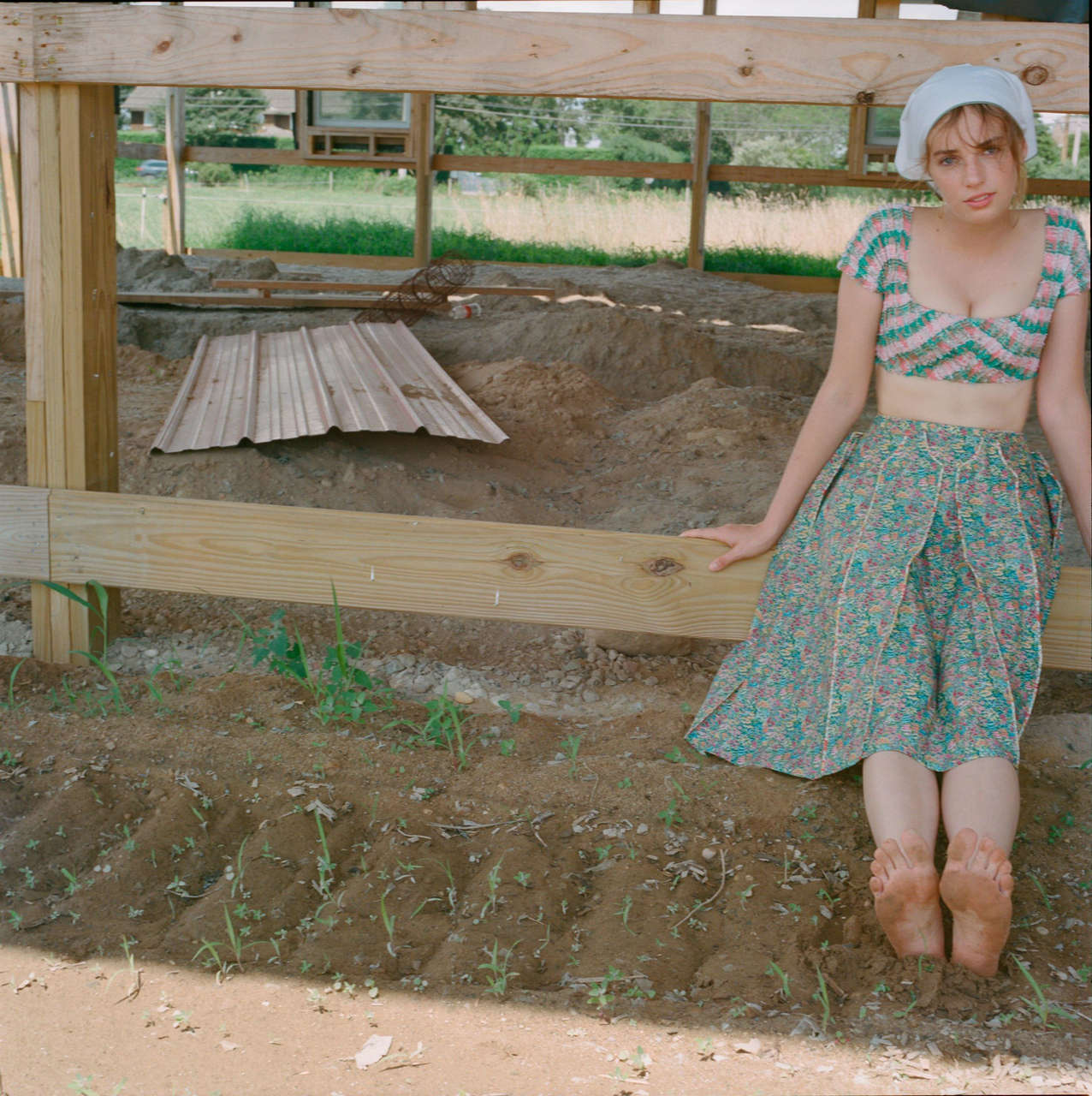 Maya Hawke From Stranger Things Shows Her Dirty Feets Fee