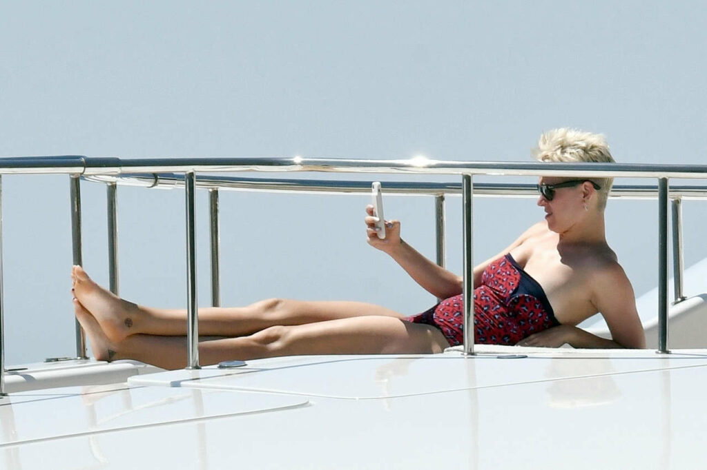 Katy Perry Lounging With Her Bare Soles And Toes Out Feet