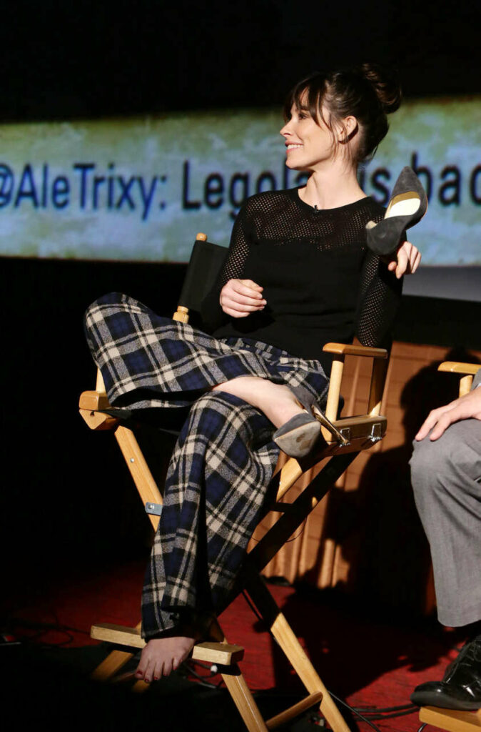 Evangeline Lilly With Her Heel In Her Hand Feet