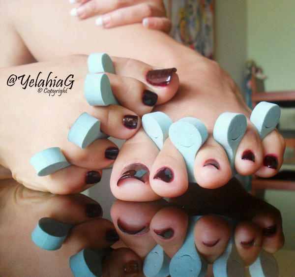 Lovely Yelahiag Shows Of Her Hot Feet And Toe