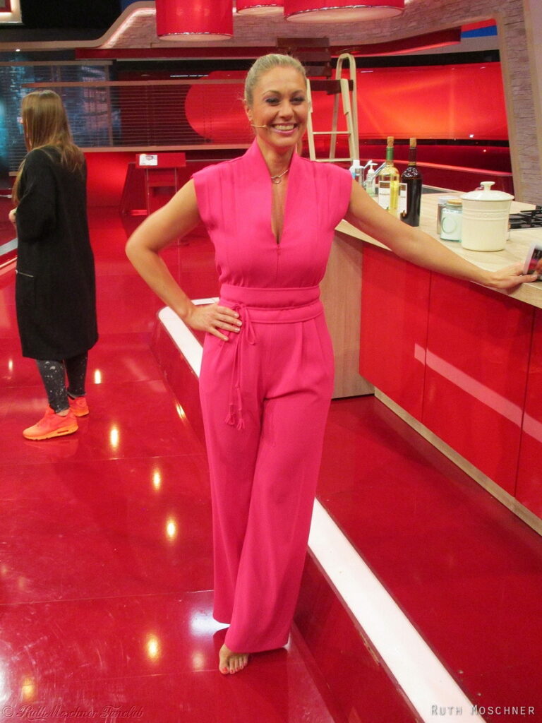 Ruth Moschner German Tvhost Footqueen Feet (2 photos)