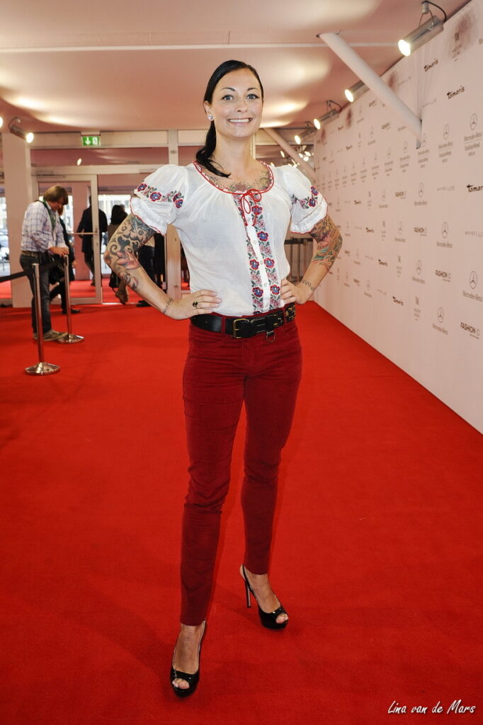 Lina Van De Mars German Racecardriver Hot Feet (4 photos)