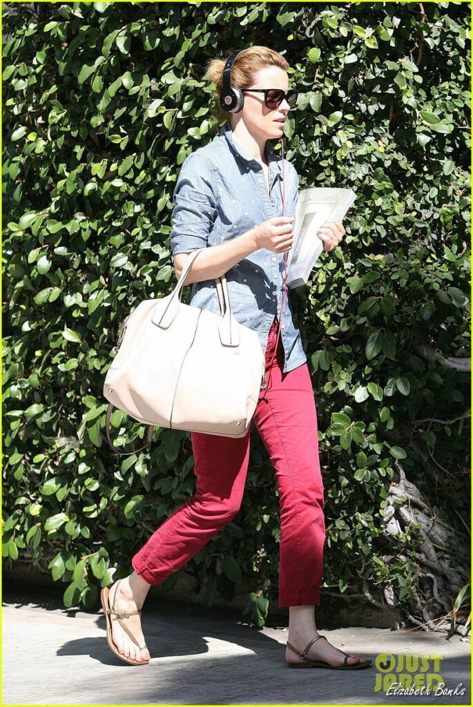 Elizabeth Banks Out And About Feet Toes (4 photos)