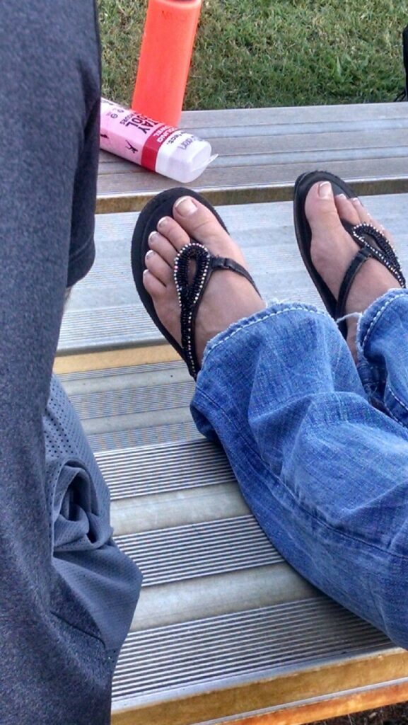 This Cutie Sitting In Front Of Me Feet (8 photos)