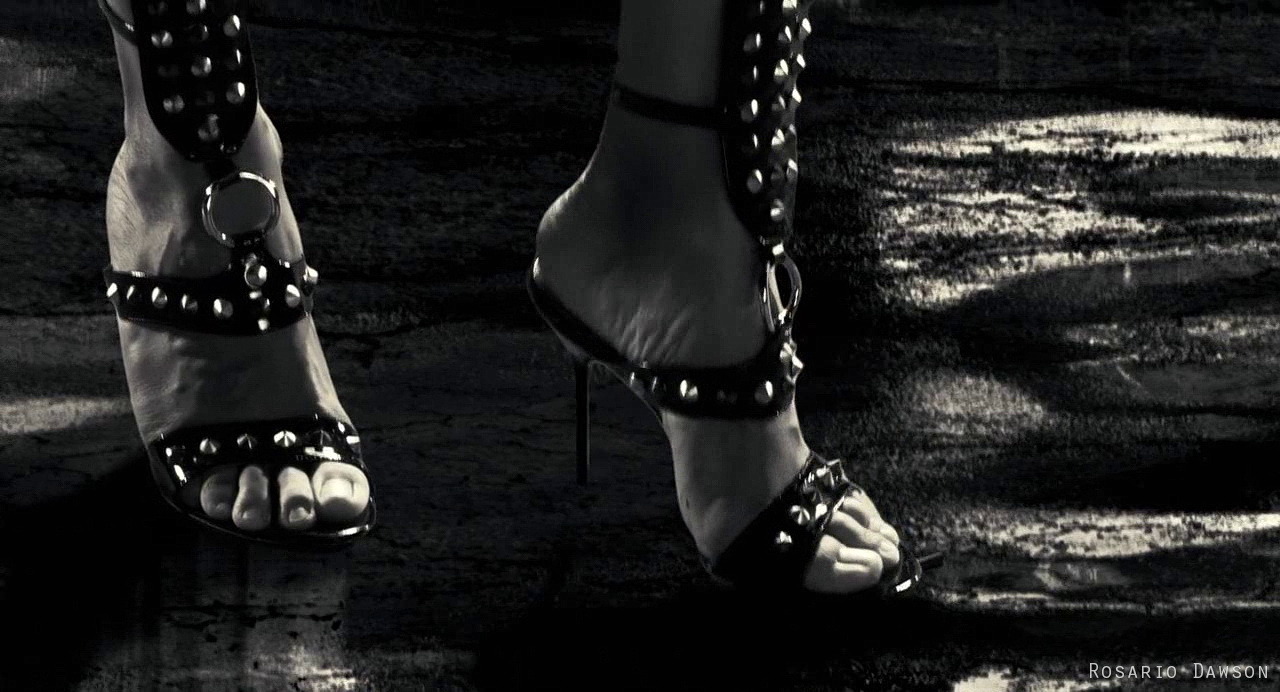 Rosario Dawson 22 Smile Feet Toes