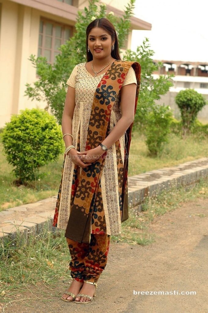 Lakshana Feet (2 photos)