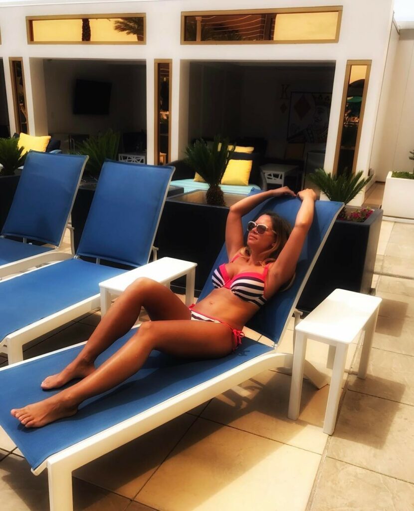 Hajnalka Szentivanyi Feet (3 photos)