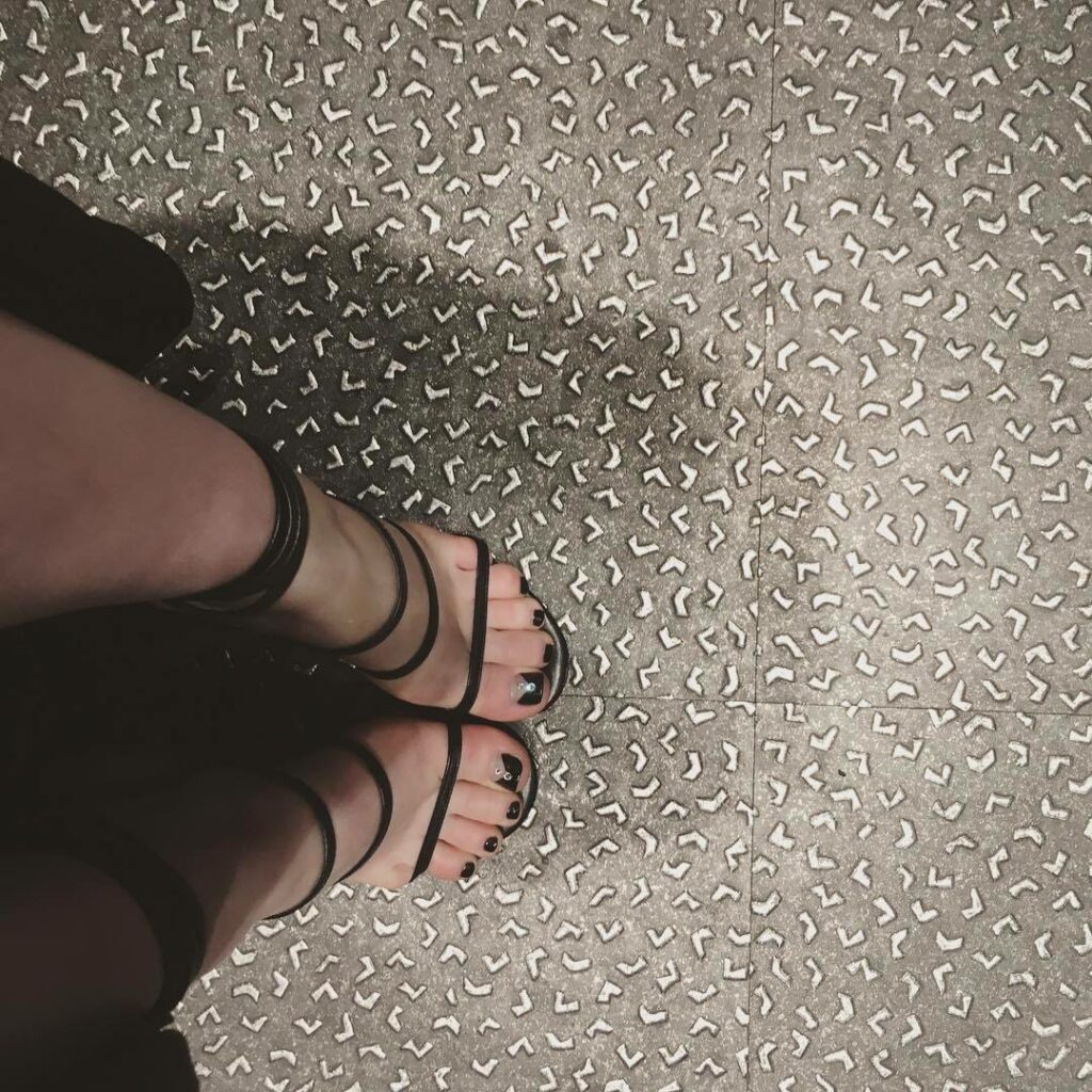 Carissa White Feet (3 images)