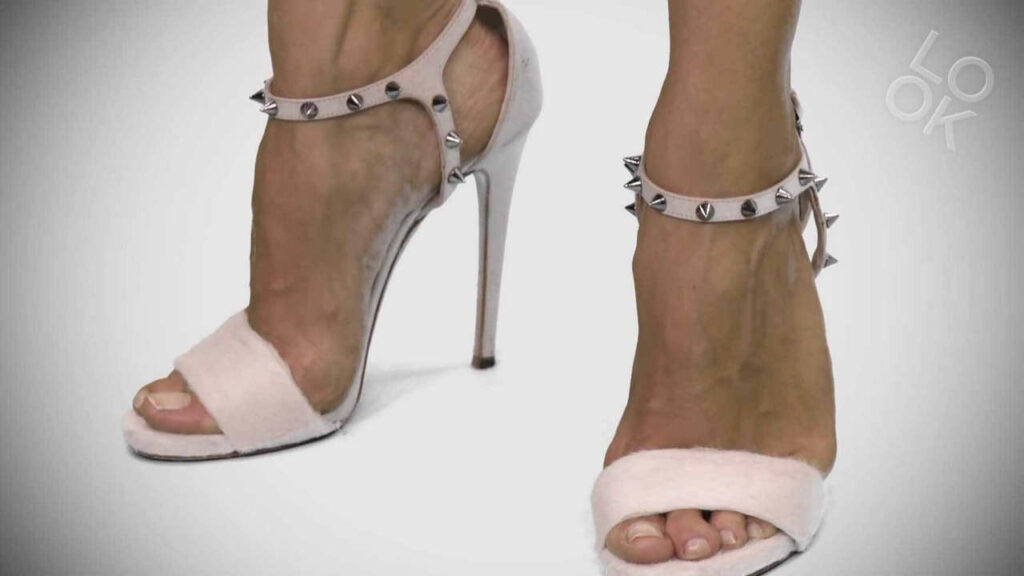 Valentine Bureau Feet (47 photos)
