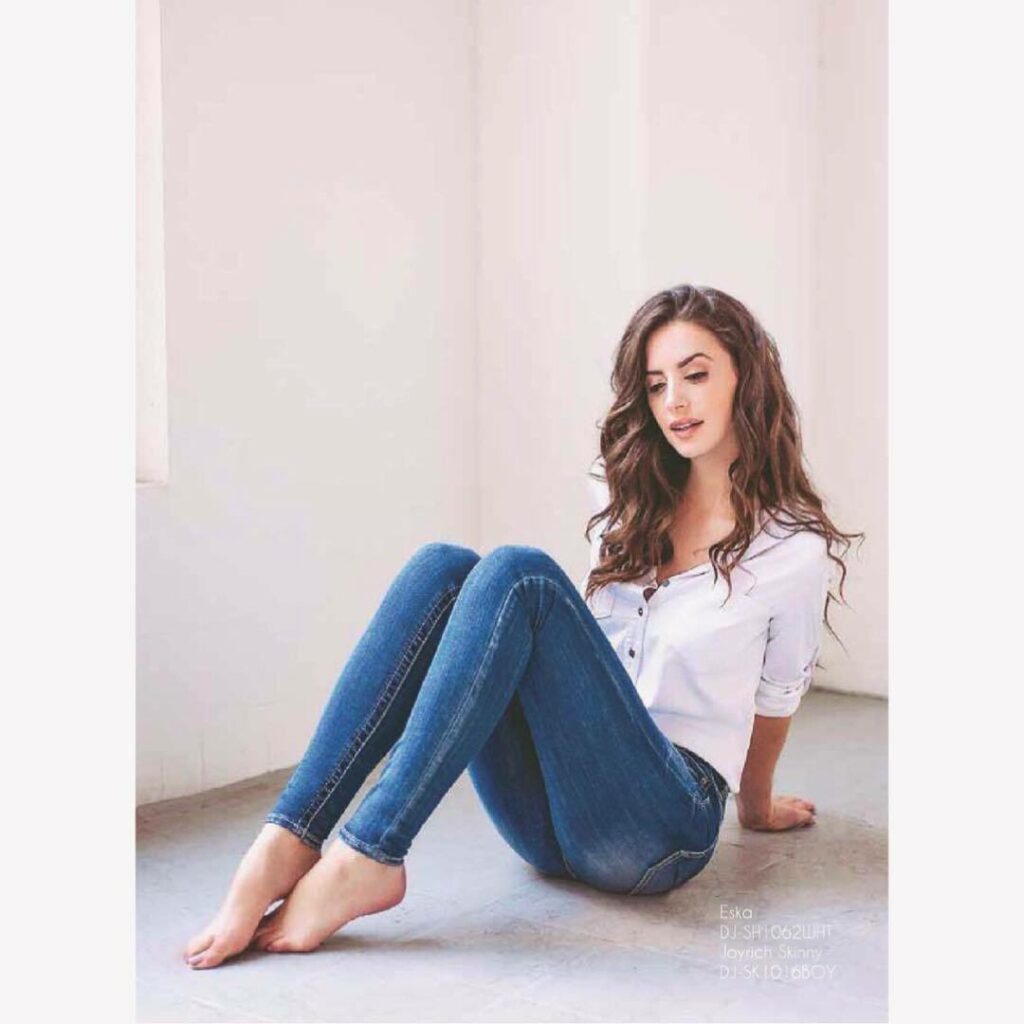Tea Jo Feet (2 photos)