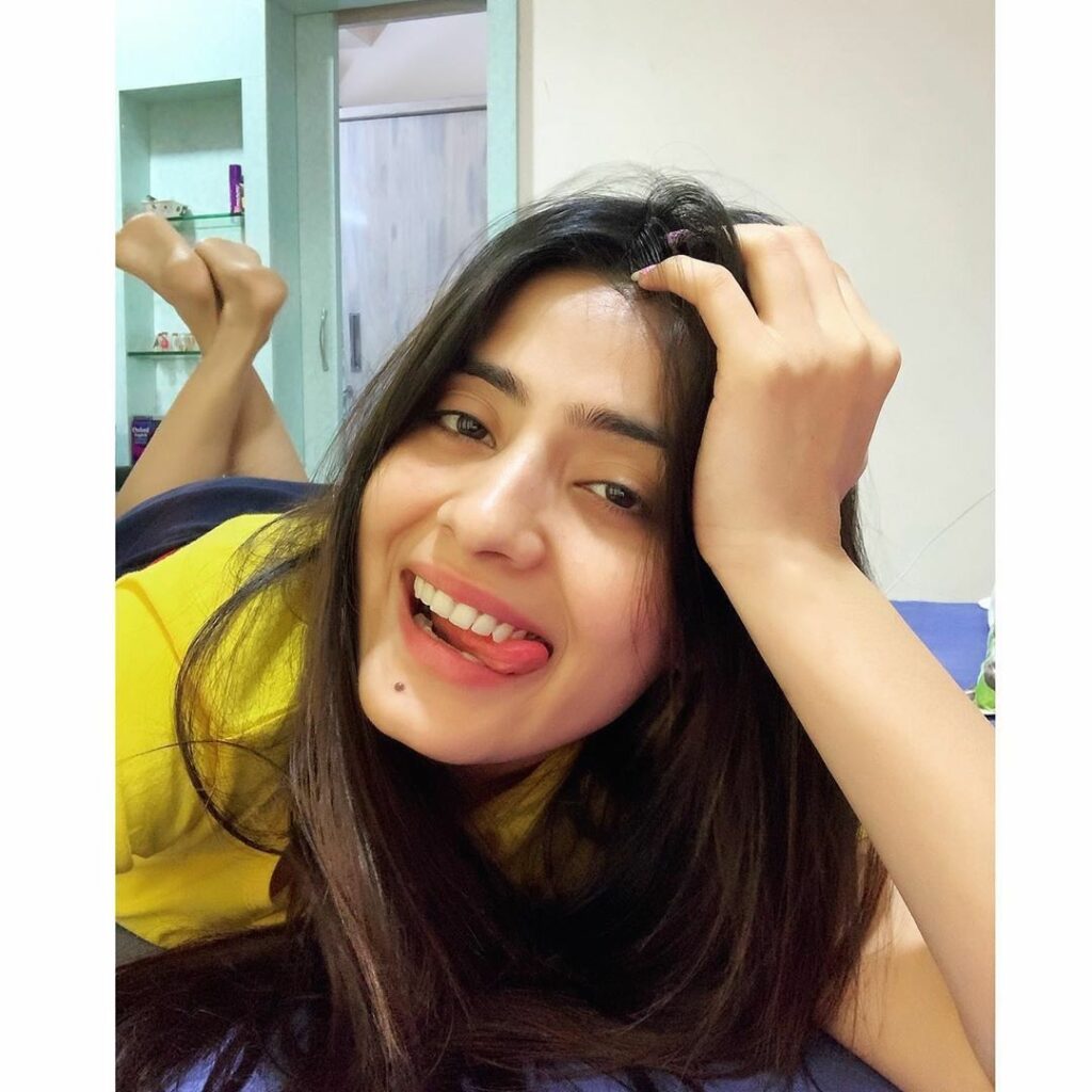 Vaishali Takkar Feet (23 photos)
