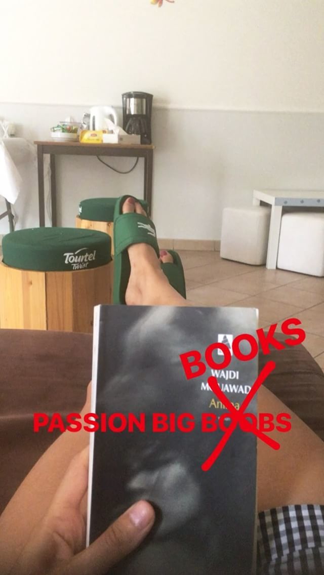 Clara Luciani Feet