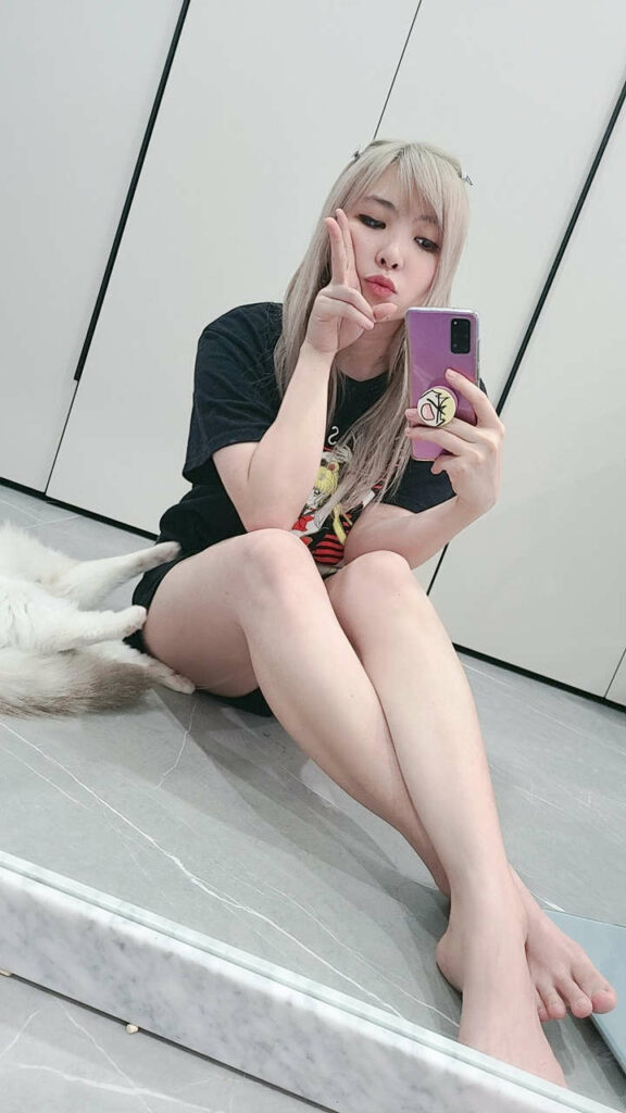Yvonne Yvonnie Ng Feet (17 photos)