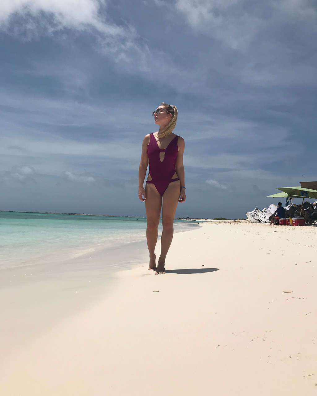 Vanessa Pose Feet
