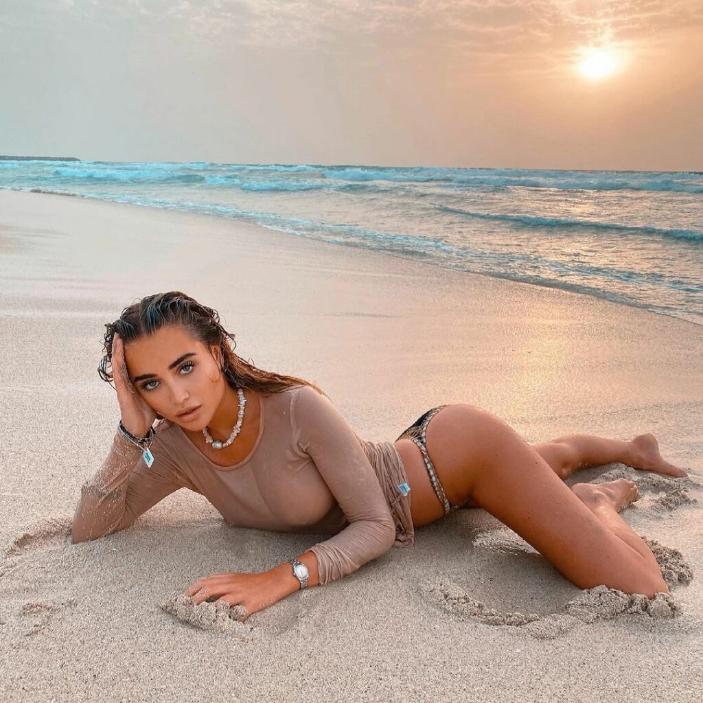 Georgia Harrison Feet (7 images)