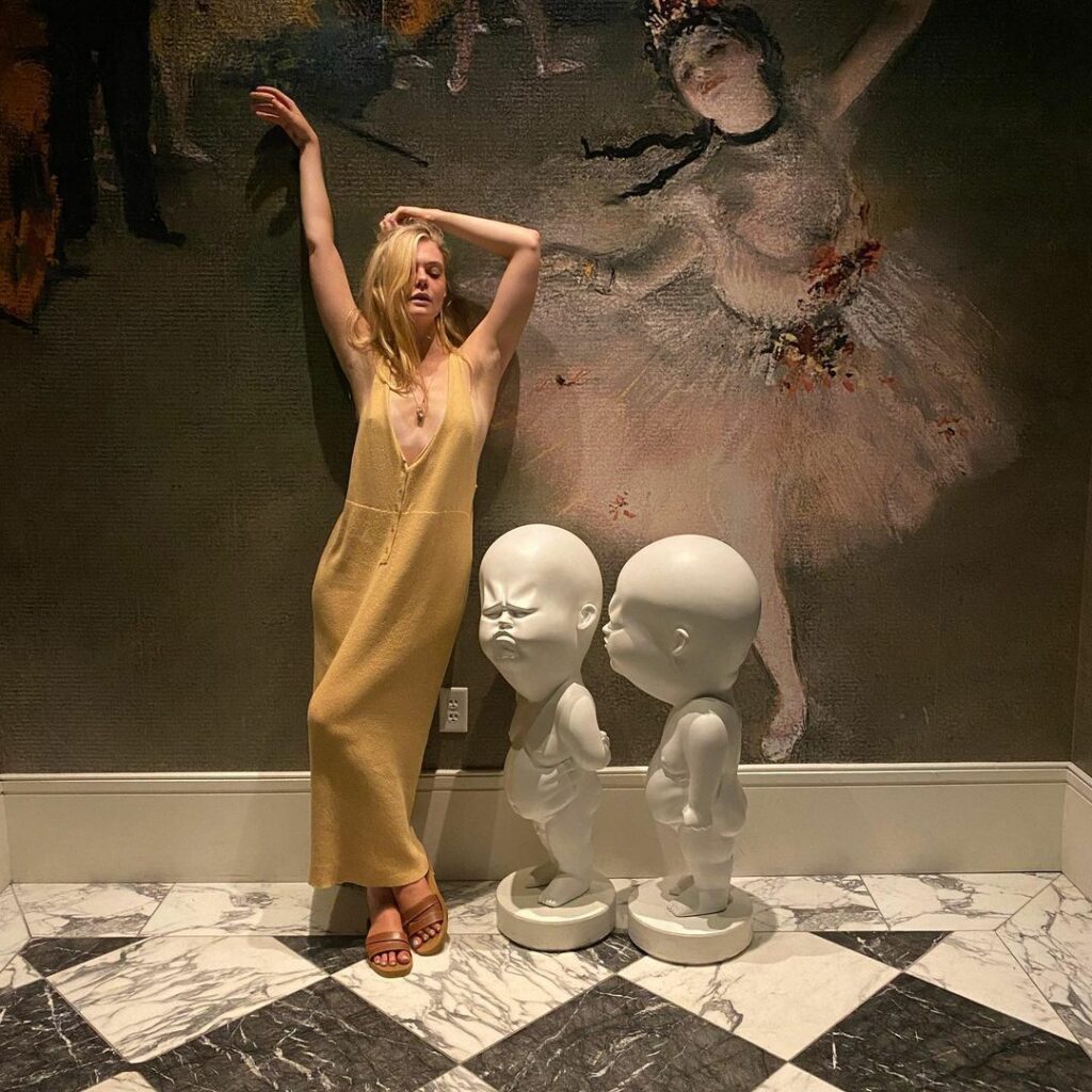 Elle Fanning Feet (5 images)