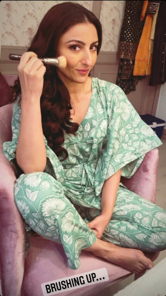 Soha Ali Khan Feet (6 photos)