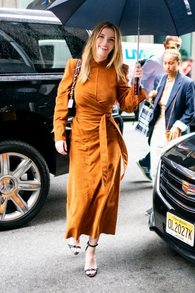 Betty Gilpin Feet (4 images)