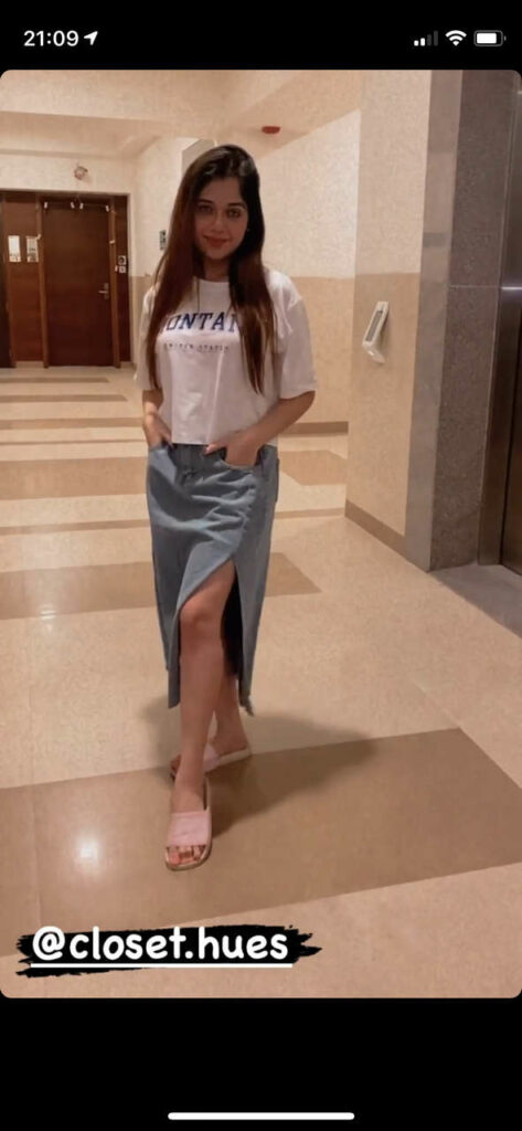 Jannat Zubair Rahmani Feet (8 images)