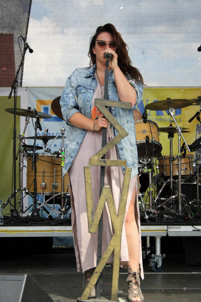 Ewa Farna Feet (4 pictures)