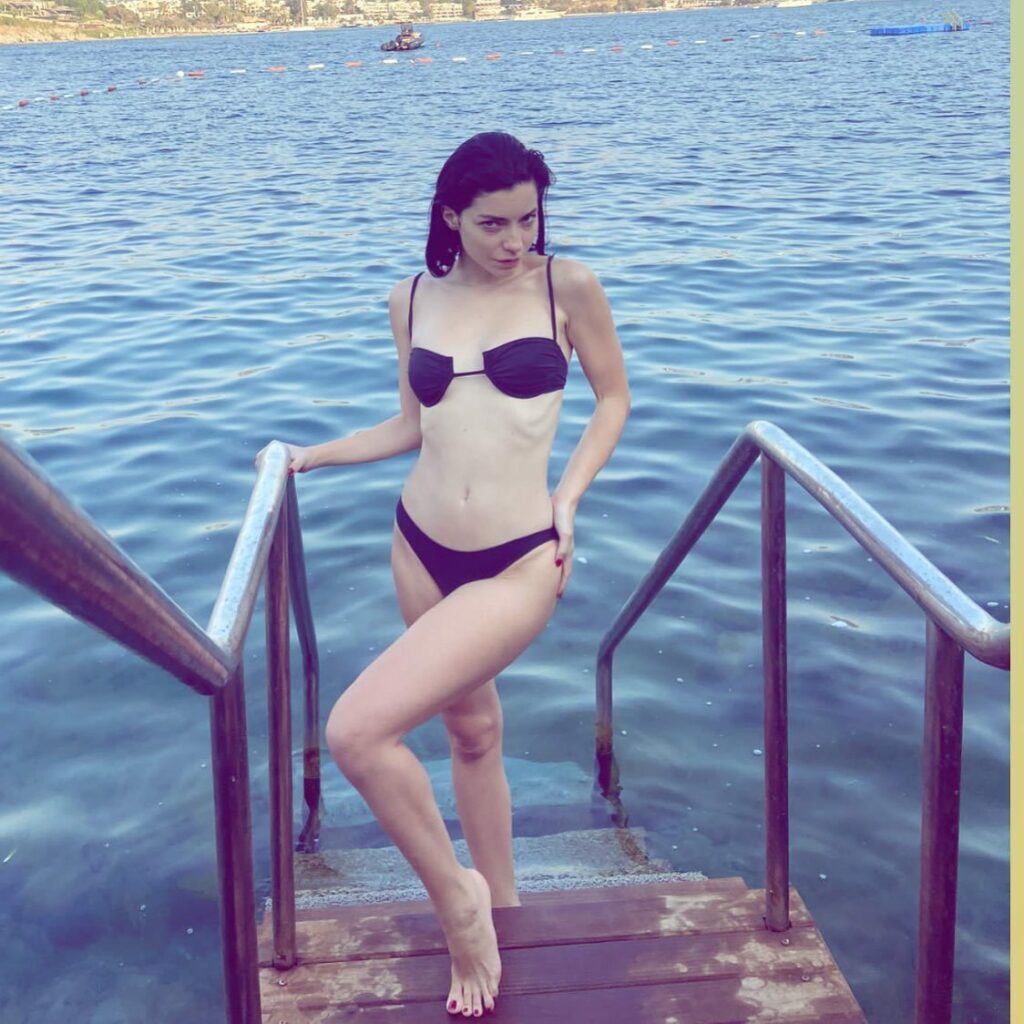 Merve Bolugur Feet (3 images)