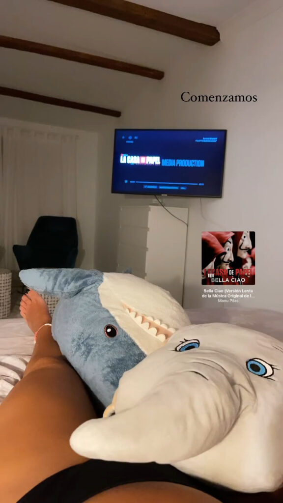 Anabel Pantoja Feet (2 photos)