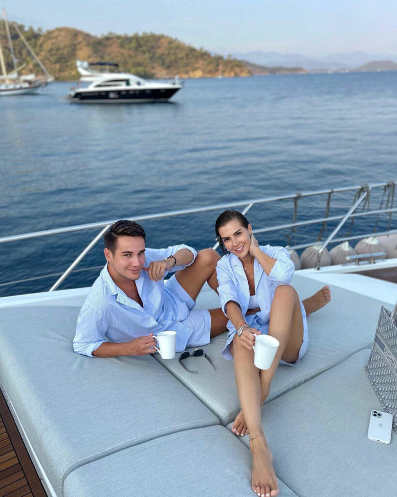 Hatice Sendil Feet (3 photos)