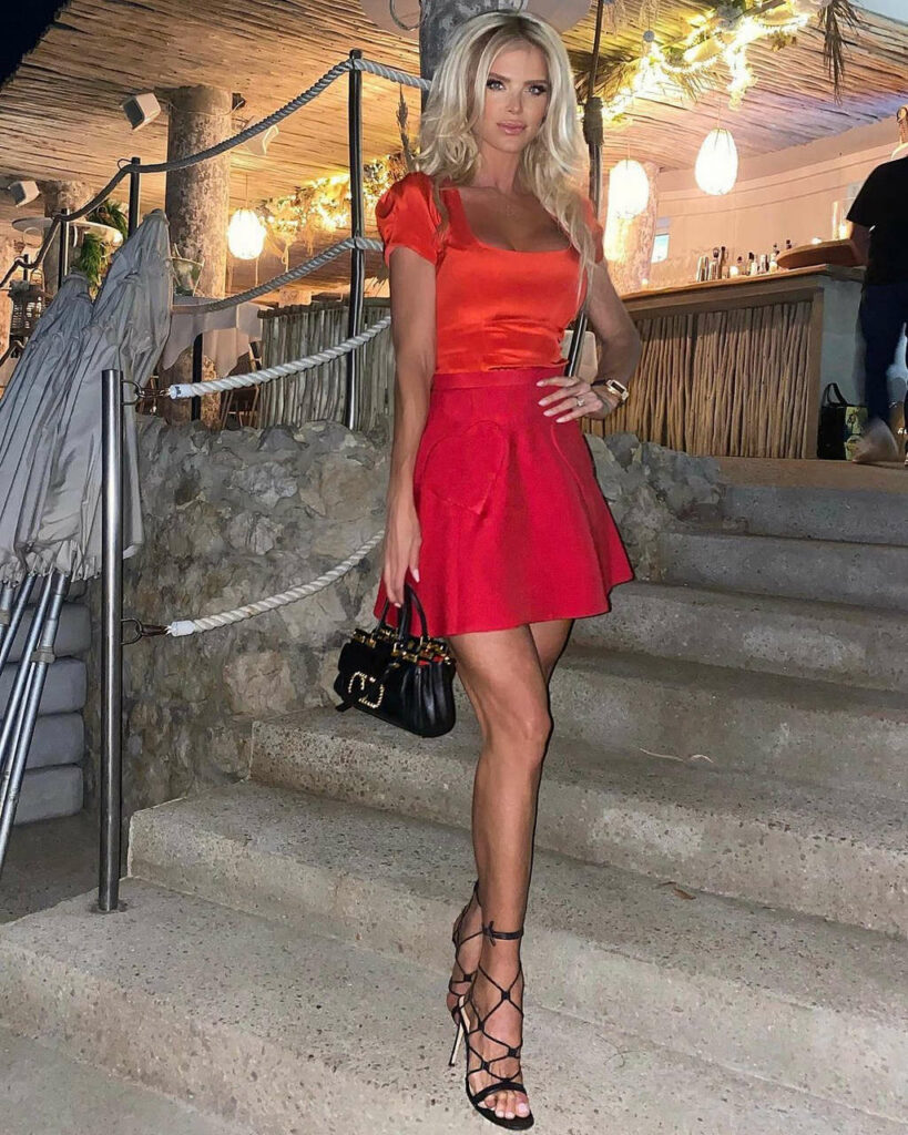 Victoria Silvstedt Feet (3 images)