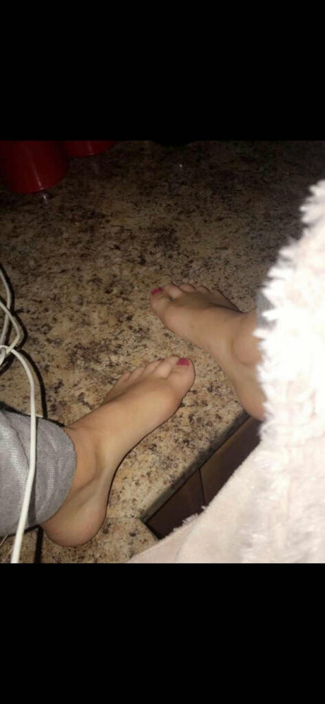Sophie Aspin Feet (5 photos)